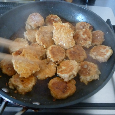 砂糖大さじ2をふりかけ、からませる。しょうゆとみりんを各大さじ2入れて、水50ccを加えて照りよく仕上げる。