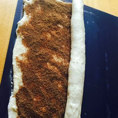 生地を巻き、巻き終わりは指でつまみくっつけて下にする。6等分に切る。