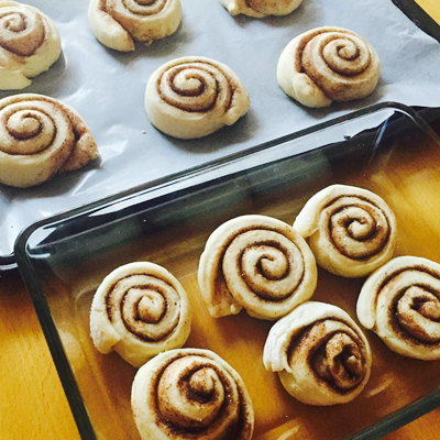 天板に並べ軽く手で押さえ布巾をかけて10分おく。オーブンは200℃に余熱。