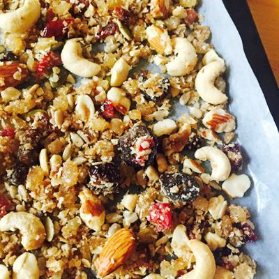 混ぜ合わせた②を天板に広げ、150℃のオーブンで20分、様子をみながら2,3回上下を返しまんべんなく焼く