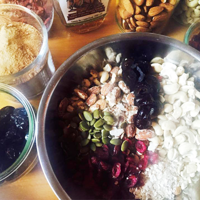 ドライフルーツ以外の材料をボウルに入れ混ぜ合わせる