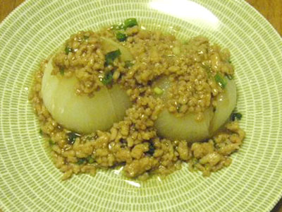 新玉ねぎのレンジ蒸し　鳥そぼろあんかけ