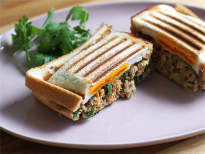 パクチーもりもりガパオのホットサンド