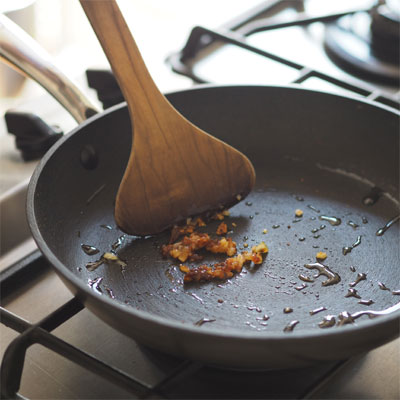 フライパンにごま油をひいて、にんにくと豆板醤を炒める