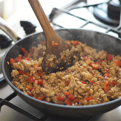 香りがたってきたら、玉ねぎを軽く炒め、ひき肉も加えて炒め
ほぼ火が通ったらパプリカを加えて炒める