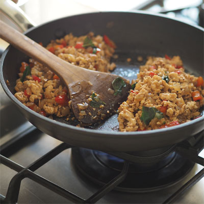 調味料を加えて混ぜ、バジルをちぎって加える