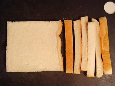  食パンの耳は4片全て切っておく(耳が付いたままだと膨張してあふれちゃいます)