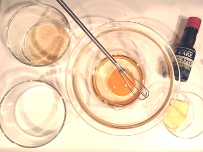  ★の材料を卵→砂糖→牛乳→バニラエッセンスの順で混ぜておく。ザルなどがあれば、漉しておくとまんべんなく浸透して焼きムラなく仕上がります。(画像右下のバターはホットパンに塗る分です)