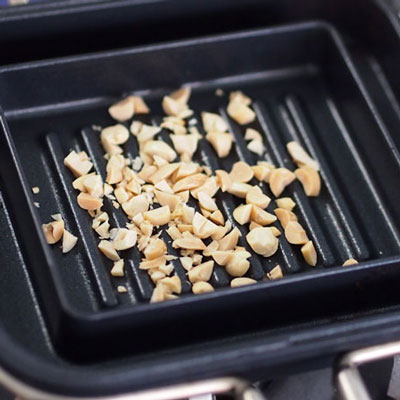 ホットサンドを作ります。
ホットパンを温め、細かく切ったピーナッツをカリっとするまで炒る