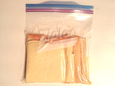 パンを密閉できる袋に入れ、2.の漬け込み液を回しかけ、パンを優しく押して液を染み込ませる。そのまま冷蔵庫で一晩寝かせる。(寝る前に仕込めば、朝楽ちんです)