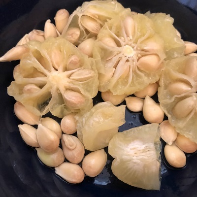 実を横から輪切りにし、種を取り出します。果汁が出るのでボウルの中で作業をすると後で使えますよ。