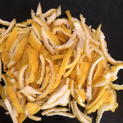 皮を千切りにします。柚子の皮は細めの薄切りにするとよく漬かって苦みが少なくなります。