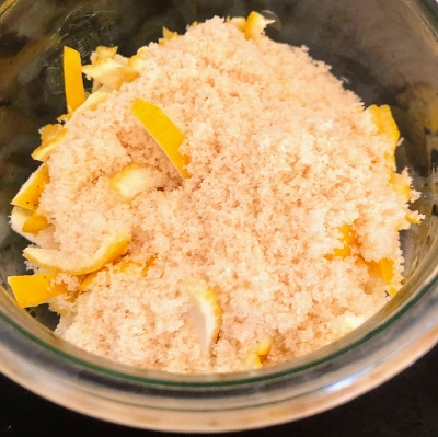 消毒した密閉容器に千切りした皮、砂糖、千切りにした実と果汁、砂糖の順番で重ねて入れます。最後にお好みではちみつを入れて蓋をします。