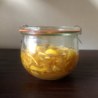 水気が出てきたら瓶をゴロゴロ転がし砂糖がなじんできたら1週間ほどで出来上がり。スプーン山盛り1杯の柚子の砂糖漬けにお湯を注いでよくかきまぜれば、おいしい自家製柚子茶が楽しめます。