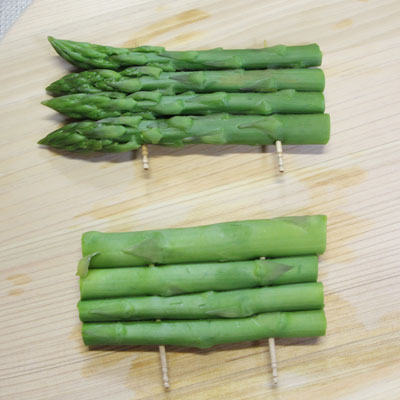 水気を切り、アスパラガスを並べて楊枝で2ヵ所留めます。