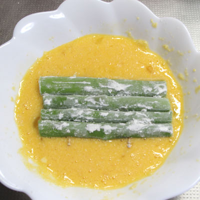 溶き卵に塩コショウ、粉チーズを入れアスパラガスをくぐらせる。