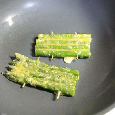 焼く。両面に焼き色が付いたら楊枝をはずす。