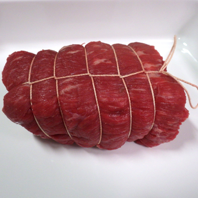 牛ブロック肉に塩・こしょうをしてタコ糸で縛っておく