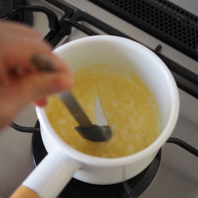 ベジャルメソースを作ります。
鍋にバターと小麦粉を入れ、弱火で炒める