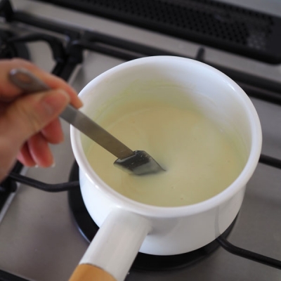 混ざったら、都度混ぜながら牛乳を加えていき、少し火を強めてとろみがついてきたら火を止める。塩コショウする。