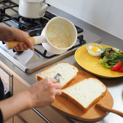 食パン1枚にベジャルメソース、ハムをのせて