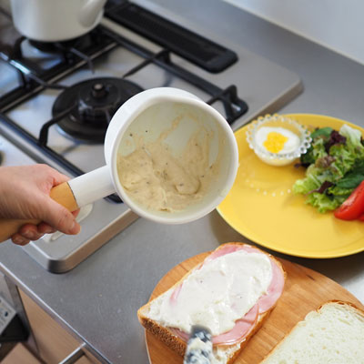 その上にベジャルメソース、食パンを載せたら、上にベジャルメソースを塗る