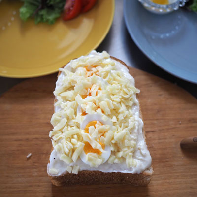 好みでゆで卵を載せてチーズを載せる