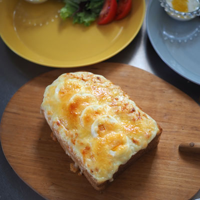 トースターで焼く(厚すぎて入らない場合は、オーブンで焼く)