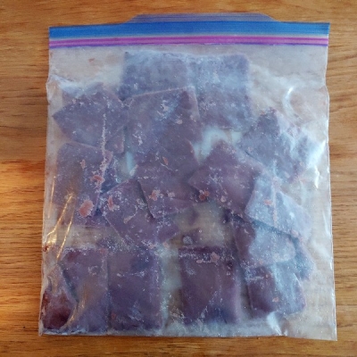 あんは保存袋に入れて薄くのばし、菜箸で割れ目を付けて冷凍しておくと、板チョコのように割って1回分が簡単に取り出せます。冷凍したあんは解凍しなくても食べられますよ。