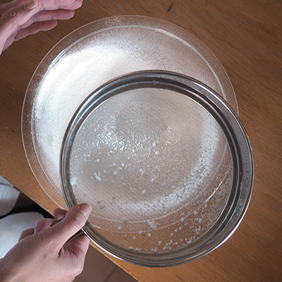 薄力粉をボウルにふるい入れ、砂糖、塩を加えて泡立て器で混ぜます。