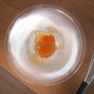 中央を少しくぼませて、卵を割り入れます。