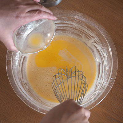 溶かしバターを加え、さらに混ぜます。ラップをかけ、冷蔵庫で30分以上休ませます。