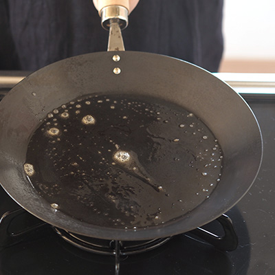 クレープパンを中火で温めてバターを入れます。温まったら一旦濡れたタオルで温度を調整すると失敗が減ります。また余分なバターは焦げ付きの原因になるので、拭き取った方が可。