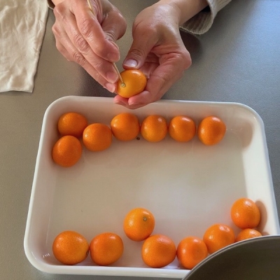 洗った金柑は竹串でヘタを取り、煮詰めている最中に割れないように同じ竹串で数十箇所に穴を開けます。