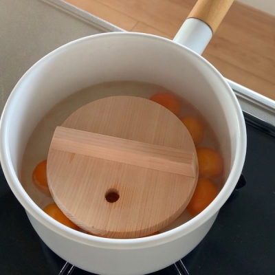 同じ鍋に下茹でした金柑・水・砂糖を入れて中火で熱し、沸騰したら落し蓋をのせて弱火にして20分程煮込みます。