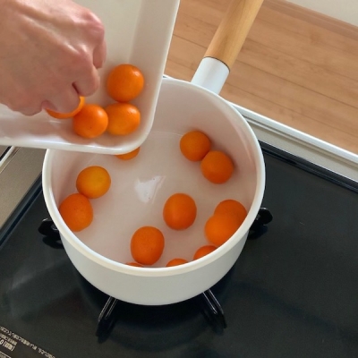 鍋に金柑と材料の水とは別の分量の水を入れ中火で熱し、沸騰したら弱火にして5分ほど茹でて湯切りします。