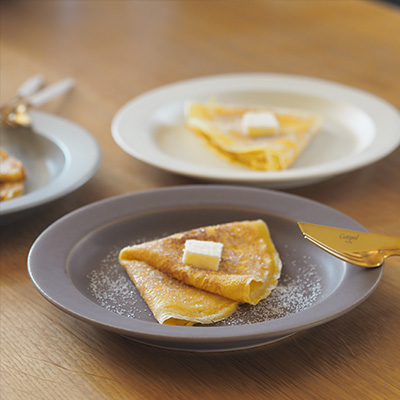 4つ折にしてバターを適量のせ、グラニュー糖をかければ出来上がり。