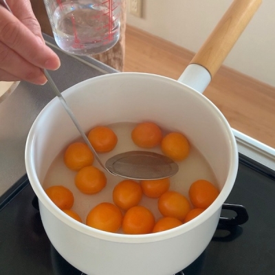 途中、アクが出てきたらアク取りで取り除きます。