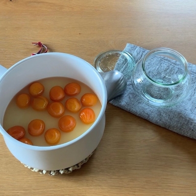 金柑に味が染みたら醤油を入れてよく混ぜ合わせます。火から下ろし落し蓋をして粗熱をとります。