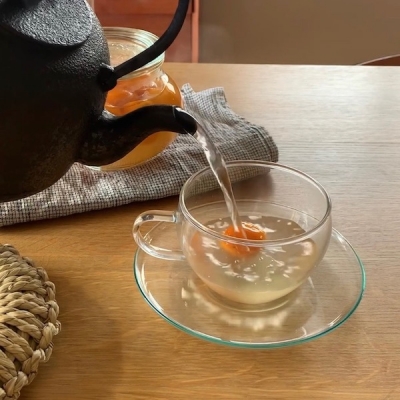 完成。ぱくっと食べても美味しい。寒い日は風邪予防を兼ねてお湯割りに、お風呂上がりは炭酸水で割っても美味です。