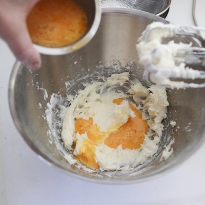 割りほぐした卵を少しずつ入れます。ある程度混ざったら油も入れます。分離していてもここで生地がまとまります。ちょっと油を入れることで生地も固くなりすぎないんです。