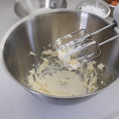 まず、バターをハンドミキサーで混ぜ、粉糖も入れて白っぽくなるまでよく混ぜます。