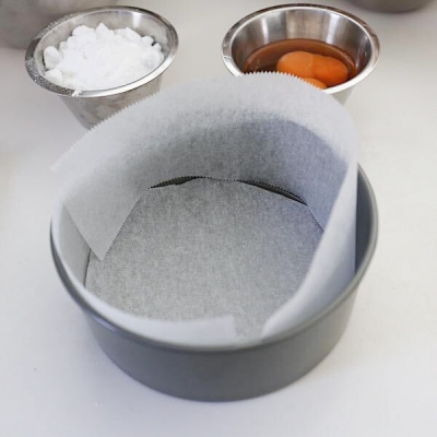 型の準備をします。15㎝の底が抜けるタイプの型にクッキングペーパーを敷いておきます。