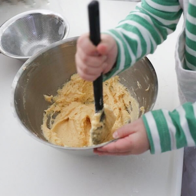 ボウルの底から返すようにさっくりと混ぜます。あんまりぐるぐる混ぜすぎるとふくらまなくなってしまうので注意!と言っても、ずっと混ぜ混ぜしてくれました(笑)