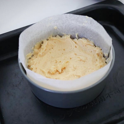 型に生地を入れて、170度で40～45分くらい焼きます。もし途中で焦げそうになったらアルミホイルを上にかぶせてください。竹串をさして何もついてこなかったら焼き上がり!