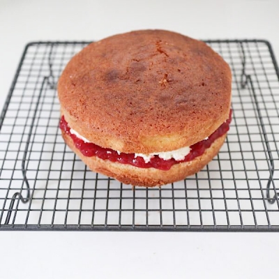 最後にサンドして、この状態で冷蔵庫で少し落ち着かせます。このまま翌日まで冷やしておいても大丈夫!しっかり冷やしておくと切りやすくなりますよ。テーブルに出してから最後に粉糖をふるって出来上がりです!