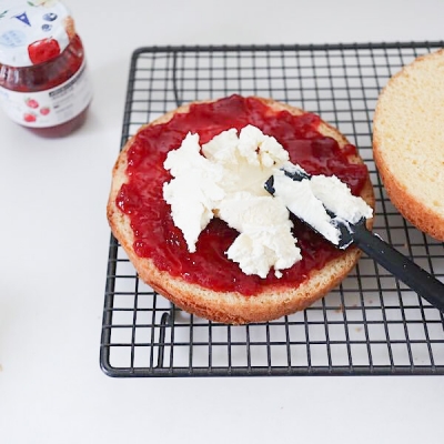 冷めたら半分に切ってジャムを塗ります。生地のふちから1cmほどあけておくと、あとではみ出ません。私のお気に入りはアオハタの「ストロベリー&ラズベリー」。さらにマスカルポーネチーズを塗り重ねます。