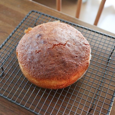 熱いうちに型から外して、ケーキクーラーで冷まします。