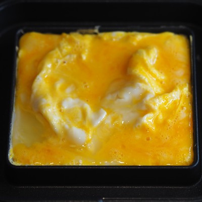 たまごを溶いて醤油を混ぜ、サラダ油を敷いたフライパンで半熟のスクランブルエッグ状に焼きます。焼きあがったら半分に分けておいてください。