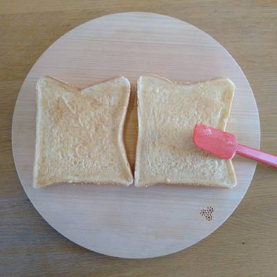 みそ、マヨネーズを混ぜ合わせ、食パン2枚の片面に塗ります。